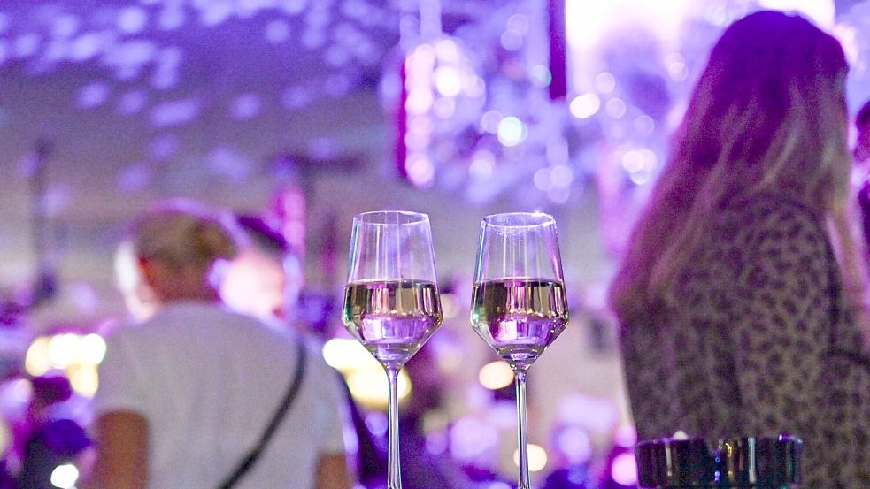 Wer einen anderen Menschen mit k.o.-Tropfen wehrlos macht, um sexuelle Handlungen an ihm vorzunehmen, soll nach dem Willen der Bundesregierung grundsätzlich härter bestraft werden. (Symbolbild) Foto: picture alliance/dpa