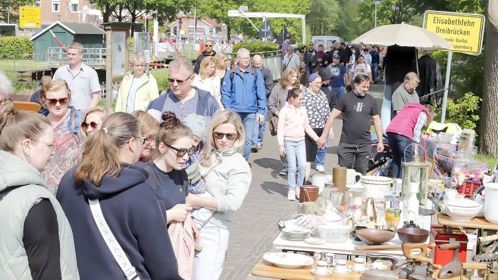 Von Geschirr über Deko, Spielzeug oder Kleidung: Die Auswahl an Schnäppchen beim Riesenflohmarkt in Elisabethfehn ist immer groß. Foto: Passmann/Archiv