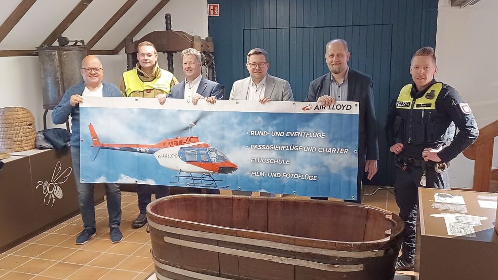Freuen sich auf den 32. Riesenflohmarkt und über die Rückkehr des Rundflug-Hubschraubers: Claas Meyer (Veranstalter), Johannes Meiners-Hagen (Gemeindebrandmeister Barßel), Michael Ortmann (Raiffeisenbank Scharrel), Bürgermeister Nils Anhuth, Stefan Lindemann (Volksbank Barßel) und Polizeikommissar Thomas Rawe. Foto: Horst Wilken