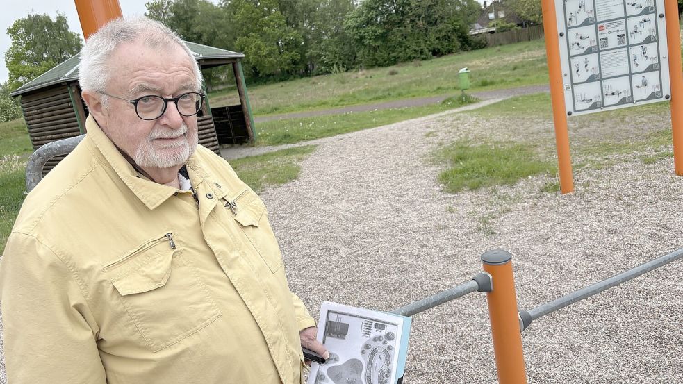 Westrhauderfehns Ortsbürgermeister Jörg Furch steht am Hahnentanger See vor der Grünfläche (hinten, Bildmitte), auf der der Barfußpfad entstehen soll. Foto: Marion Janßen