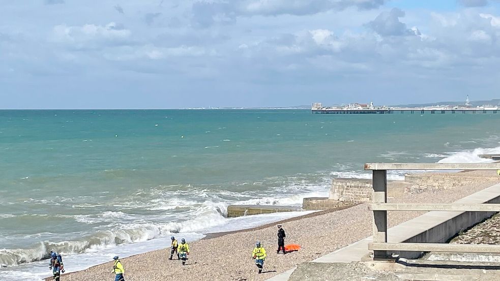 Zahlreiche Einsatzkräfte sind am Strand in Brighton eingetroffen. Foto: Anahita Hossein-Pour