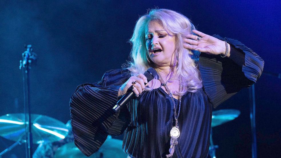 Sängerin Bonnie Tyler wird aktuell im Krankenhaus behandelt – ihr Management zeigt sich hoffnungsvoll, dass sie wieder gesund wird. (Archivbild) Foto: Sebastian Gollnow