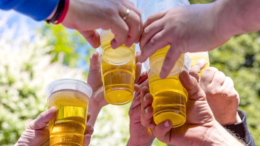 Alkohol gehört für viele zum Vatertag dazu. (Archivbild) Foto: Frank Hammerschmidt