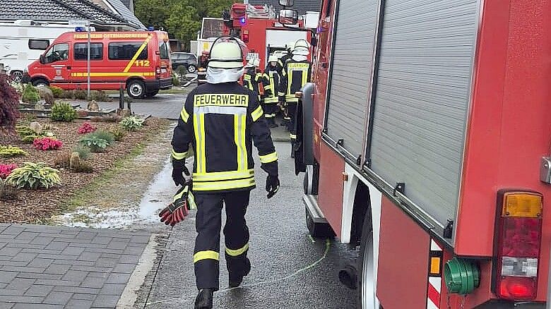 Einsatz am Torflorenring in Idafehn: Die Feuerwehr Ostrhauderfehn fing ausgelaufenen Diesel auf und sicherte die Vorfluter mit Ölsperren. Fotos: Feuerwehr/Sascha Block