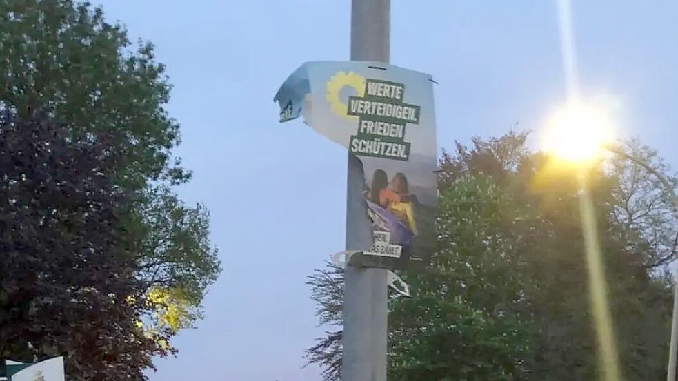 Auf das Aufhängen von Wahlplakaten an Laternen möchte der CDU-Gemeindeverband Barßel verzichten. Oft werden diese – wie auf dem Bild zu sehen – auch zerstört. Foto: Hans Passmann