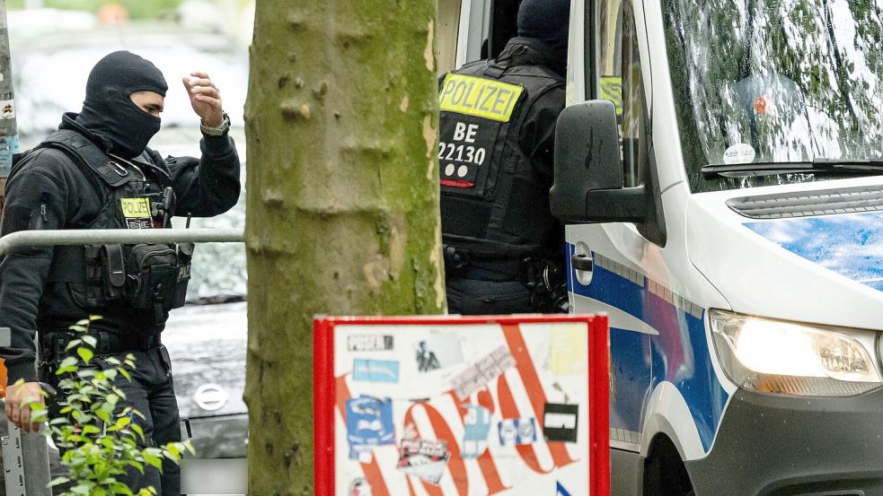 Die Polizei in Berlin geht mit einer Razzia gegen illegalen Waffenbesitz und Bandenkriminalität vor. Foto: Fabian Sommer/dpa