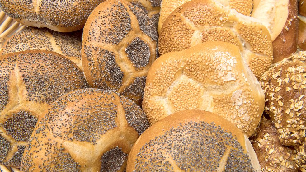 Frische Brötchen – wo gibt es die an Himmelfahrt? Das erfahren Sie in diesem Beitrag. Symbolfoto: Peter Kneffel/DPA/Archiv