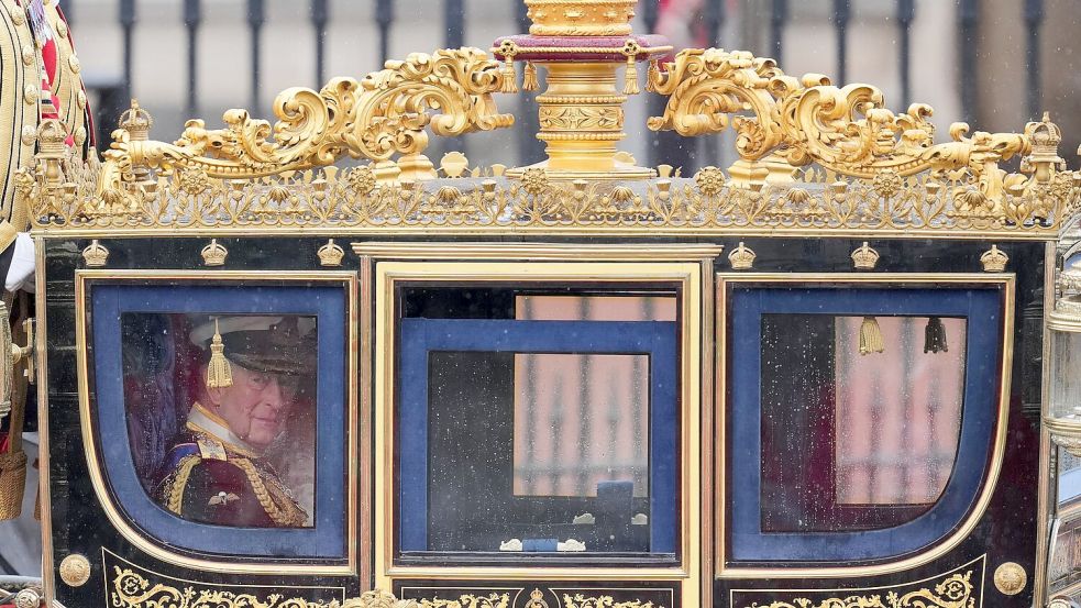 Der Monarch war gemeinsam mit Königin Camilla mit viel Pomp per Kutsche in einer Prozession vom Buckingham-Palast angereist. Foto: Kin Cheung