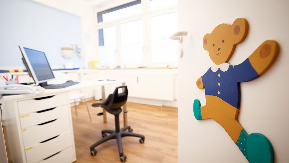 Der Kinderarzt ist wegen Missbrauchs in 130 Fällen angeklagt. Foto: dpa/Christian Charisius