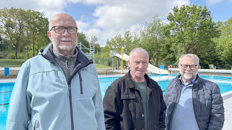 Rolf Janssen (von links), Gerd Gerdes und Ludwig Janssen gehören zu den Initiatoren der Schwimmbadrettung. Foto: Dirk Hellmers