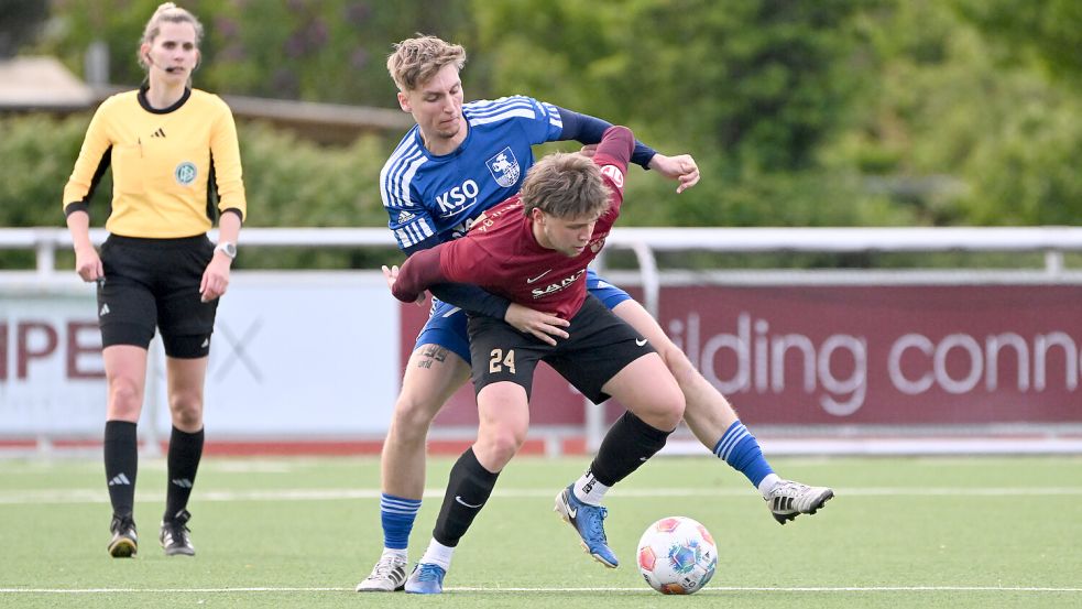 Finn Rosenboom (blaues Trikot) erzielte das Esenser Siegtor. Foto: Jens Doden/ Blomberg