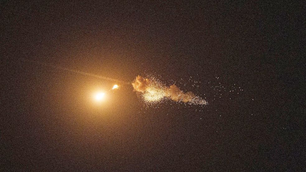 Die ukrainische Luftabwehr war in der Nacht einmal mehr im Dauereinsatz. (Archivbild) Foto: Evgeniy Maloletka/AP/dpa