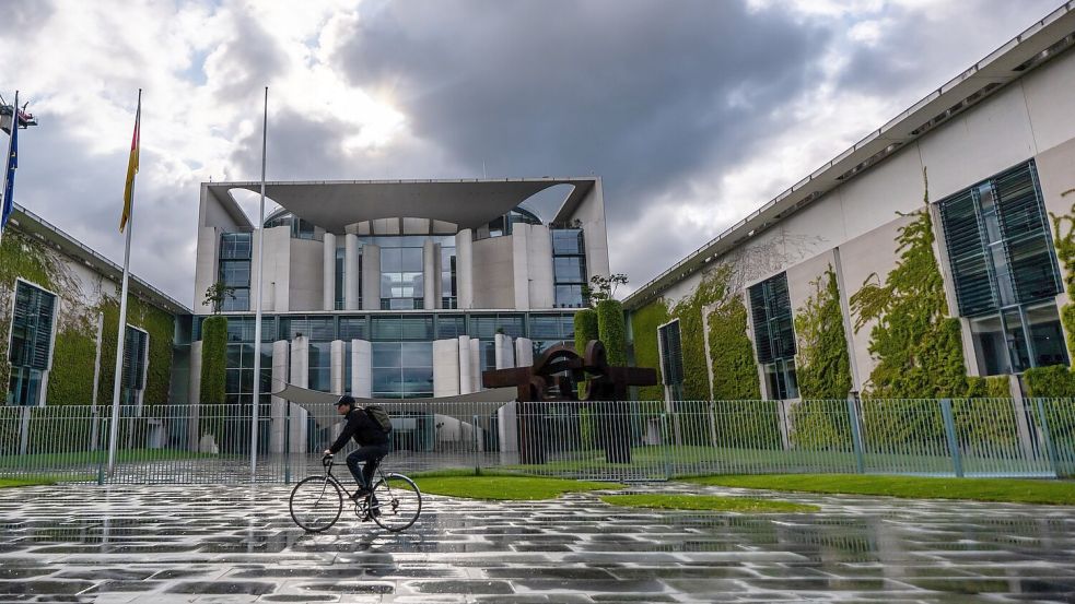 Düsternis überm Kanzleramt: Regenwolken ziehen während der Beratungen des Koalitionsausschusses über die Reagierungszentrale. Foto: Michael Kappeler/dpa