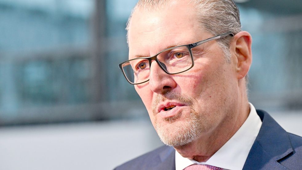 Arbeitgeberpräsident Rainer Dulger sieht vor allem bei Gewerkschaften und SPD die Notwendigkeit, sich zu bewegen. (Archivbild) Foto: Peter Kneffel/dpa