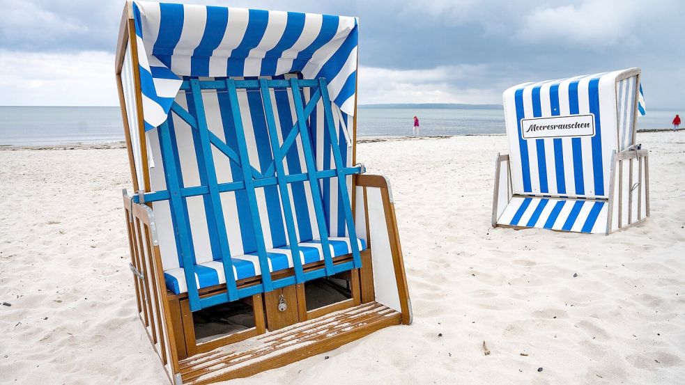 Die Strandkörbe auf Rügen sind noch verschlossen. Foto: Stefan Sauer