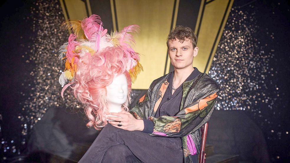 Johannes Hegemann spielt im ZDF-Film „Olivia“ den Künstler Oliver Köbel, der als Dragqueen Oliver Knöbel bekannt ist. (Handoutbild) Foto: Thomas Leidig