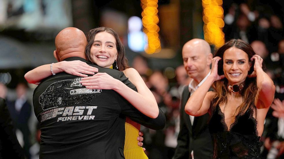 Vin Diesel umarmt die Tochter von Paul Walker, Meadow Walker. Foto: Andreea Alexandru