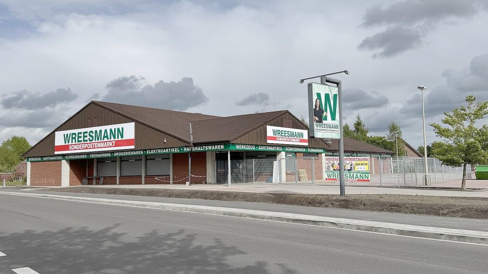 Die Werbeschilder für den neuen Wreesmann-Sonderpostenmarkt wurden bereits angebracht. Foto: Holger Janssen