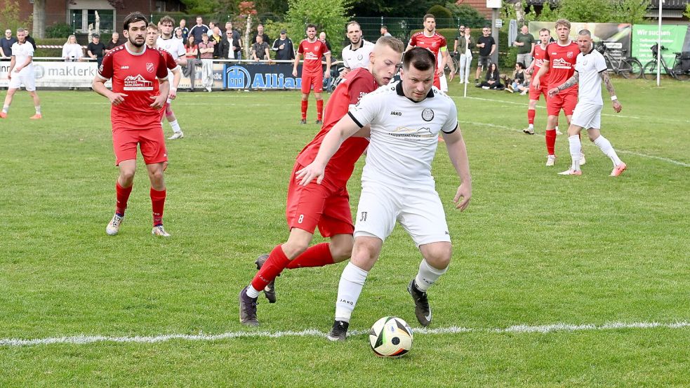 Der TuS Großheide (hier ein Foto aus dem Spiel gegen Groß-Midlum) tritt in Münkeboe an. Foto: Heinz Wagenaar/Archiv