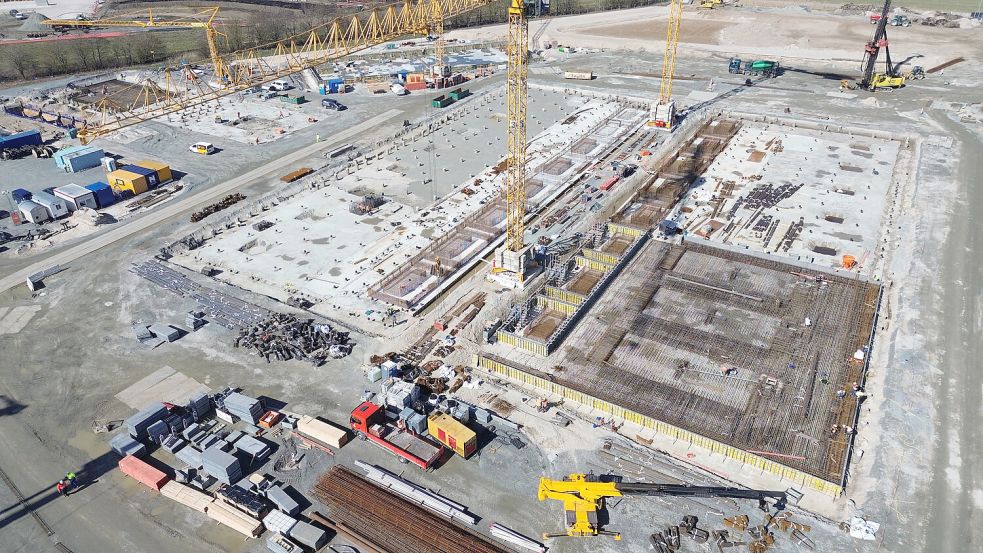 Aktueller Blick auf die Baustelle in Emden: Hier entsteht eine 320-Megawatt-Anlage zur Erzeugung von Wasserstoff. Foto: Ludwig Freytag/EWE