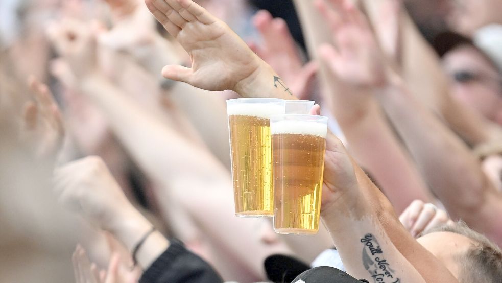 Biergenuss im Stadion: Wo Fans bei übermäßigem Konsum um ihren Einlass bangen müssen. Foto: IMAGO/Lobeca