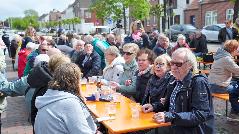 Im Hafen von Weener war bei Sonnenschein und Musik vom Orchester des TMV Weener gute Stimmung. Foto: Bodo Wolters