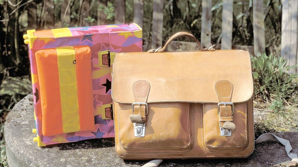 So oder so ähnlich sahen meine Schultaschen aus: In den 90ern den klassischen McNeil-Ranzen, kantig, bunt, grell. In der weiterführenden Schule dann die „coole“ Ledertasche. Foto: imago/Niehoff