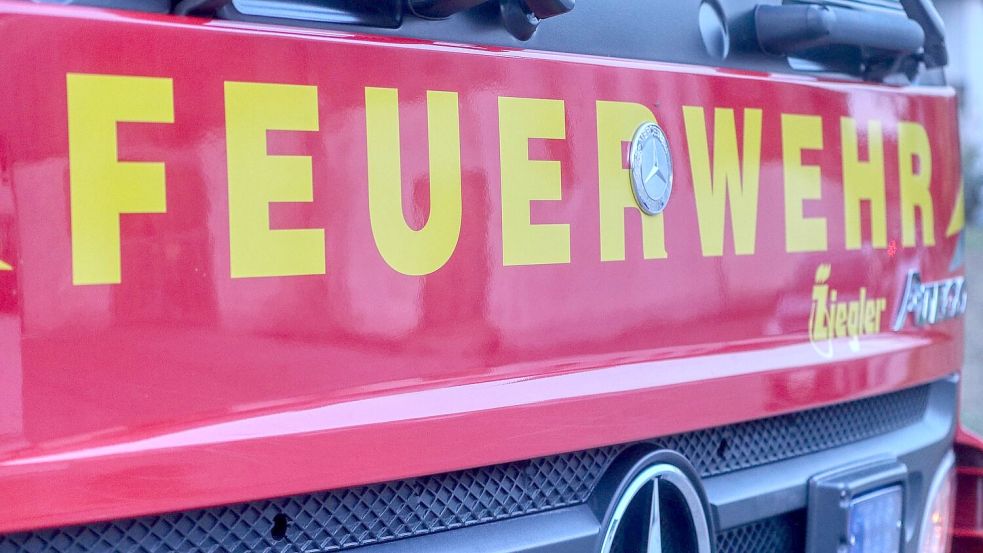 Nach einem Unfall in Wiesmoor stand ein Auto in Vollbrand. Die Feuerwehr war im Einsatz. Symbolfoto: Pixabay