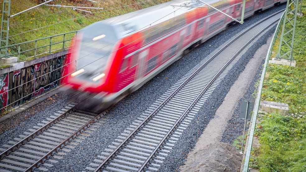 Nach gut neunmonatiger Generalsanierung fuhr der erste Personenzug wieder von Schwerin nach Hamburg. (Archivbild) Foto: Jens Büttner