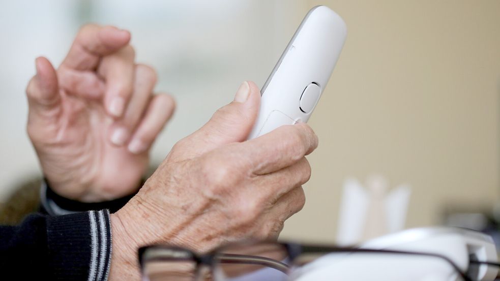 Der erste Kontakt zu den Opfern lief immer über einen Telefonanruf. Symbolfoto: Roland Weihrauch/DPA