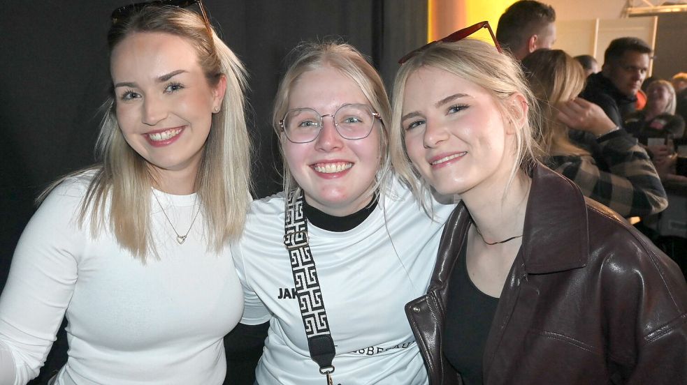 Diese drei jungen Frauen hatten viel Spaß bei der Party im Gewerbegebiet in Rhaudermoor.