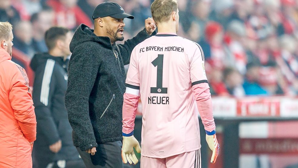 Vincent Kompany (l) und Manuel Neuer im Austausch bei einem Bayern-Spiel. (Archivbild) Foto: Andreas Gora