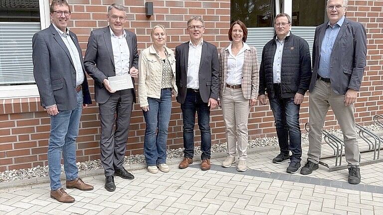 An dem Festakt nahmen (von links) Erster Samtgemeinderat Dieter Pohlmann, Oliver Rosen (Sparkassen Stiftung), Rita Kamlage (Leader Mittel), Josef Meyer (Waldbühne Ahmsen), Samtgemeindebürgermeisterin Martina Schümers, Bürgermeister Rudi Völker und Johannes van der Beeke (Förderverein der Waldbühne Ahmsen) teil. Foto: Samtgemeinde Herzlake