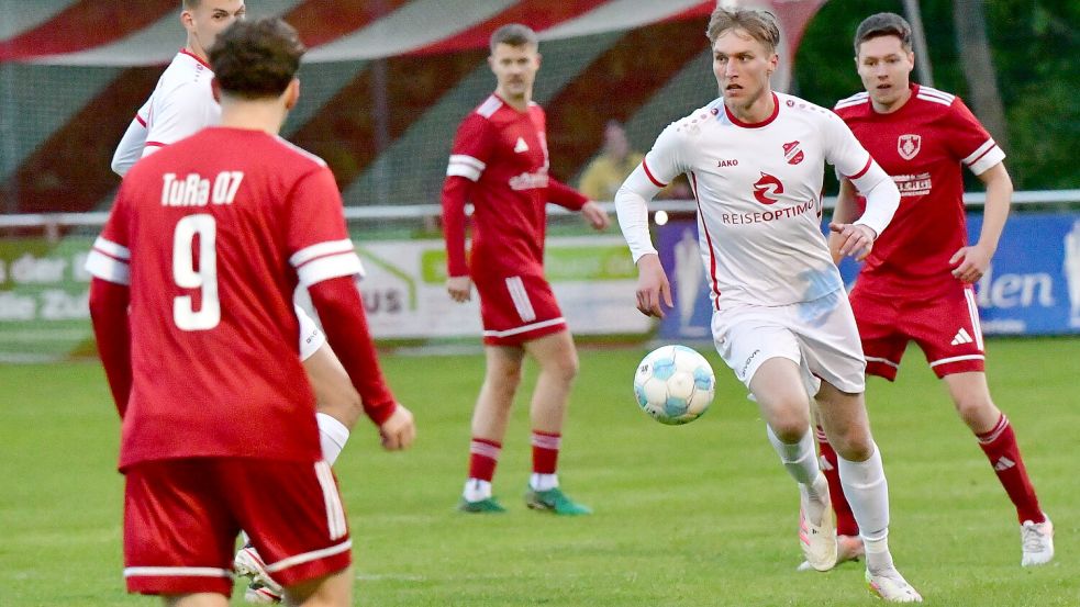 Marek Akkermann (weißes Trikot) hat mit seinem Traumtor in Westrhauderfehn für das einzige Concordia-Highlight im Derby gesorgt. Foto: Hans Damm