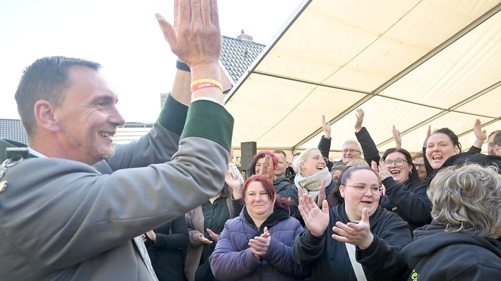 Ralf Lohmeyer ließ sich als neuer Schützenkönig des Schützenvereins Völlenerfehn von den Mitgliedern und Gästen gebührend feiern. Foto: Holger Weers