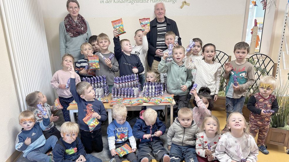 Kitaleiterin Stefanie de Grave (hinten links) und die Kinder freuten sich über die große Lieferung Süßkram, die Hellmuht Sanders (hinten links) mitgebracht hatte. Foto: Marion Janßen