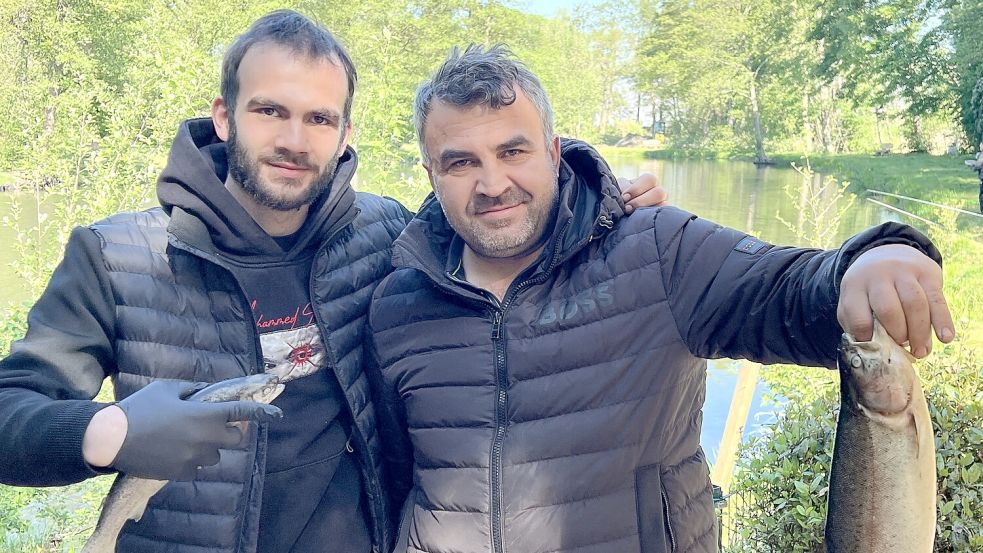 Burak und Coskun Turnagöl am Fischteich in Aschendorf. Murat Turnagöl ist der neue Betreiber. Fotos: Susanne Risius-Hartwig