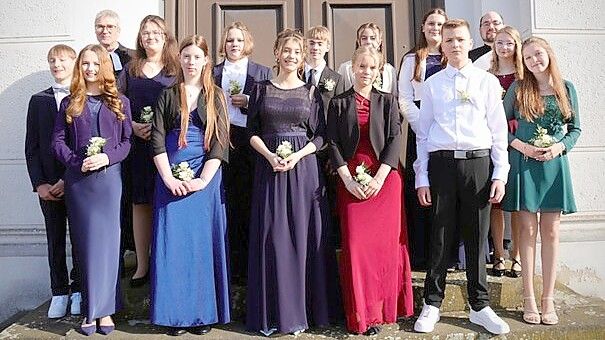 Die Konfirmanden: (erste Reihe von links) Ilana Schäfer, Lea Willms, Marje Oltmanns, Julie Marie Fieber, Thies van Heek, Lotte Knierim; (zweite Reihe von links) Lennox Pruin, Kristina Neufeld, Kassandra Müller, Janto Plaisier, Finja Sikkes, Lena Buhr, Lina Ulfers; (dritte Reihe von links) Pastor Frerich Dreesch-Rosendahl und Diakon Niklas Sonnenberg. Foto: Kirchengemeinde