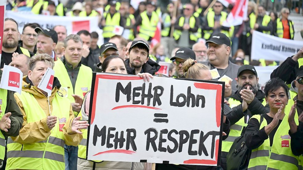 An einer Kundgebung in Dortmund nahmen mehrere Hundert Menschen teil. Foto: Federico Gambarini/dpa