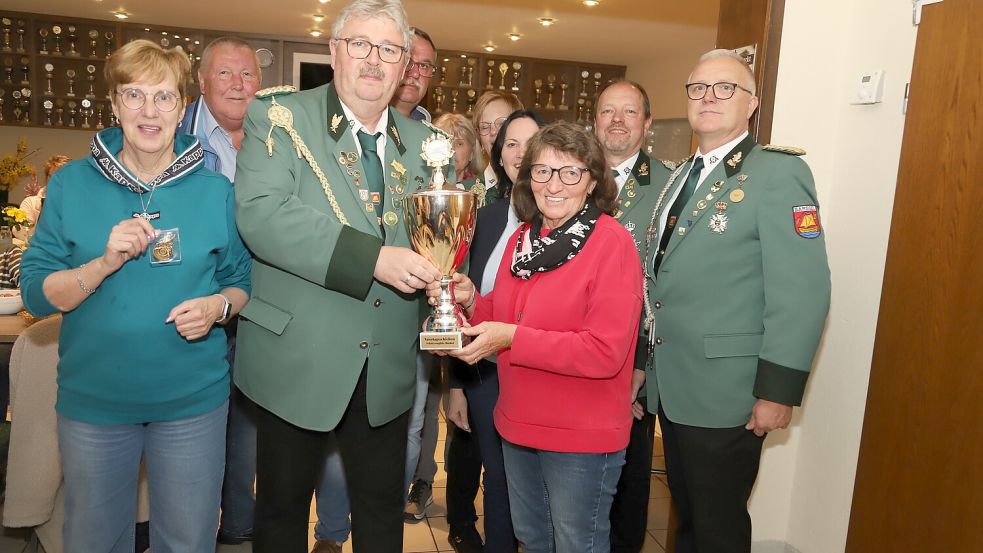 Den Wanderpokal überreichte Präsident Michael Nitschke (3. v. l.) an Mannschaftsführerin Mechthild Büscherhoff (3. v. r.). Foto: Hans Passmann