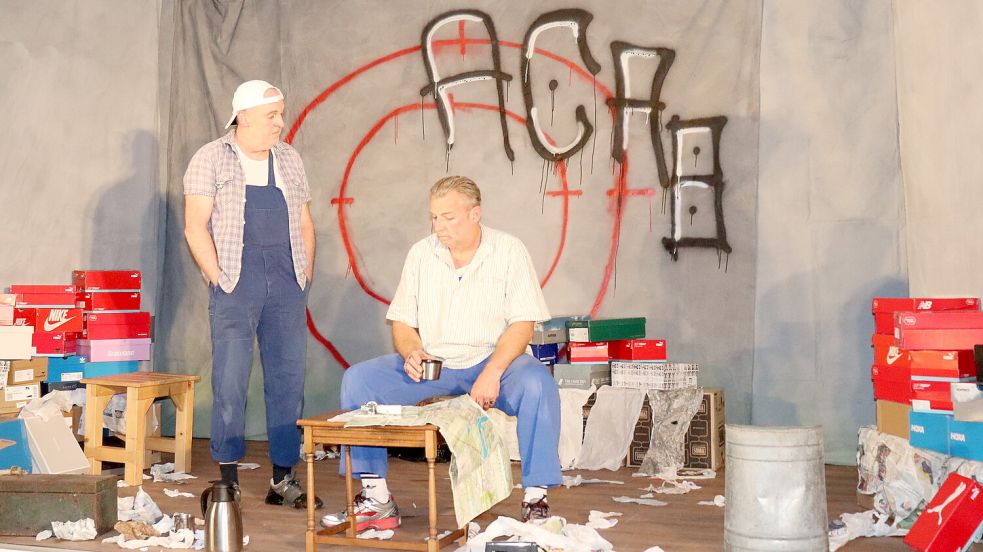 Ein Anblick, den man nicht jeden Tag in der JVA Meppen hat. Das Theaterduo „De Beid’n“ Nanno Betten (links) und Holger Schlüsselburg haben dort Bonnie und Clyde aufgeführt. Foto: JVA Meppen