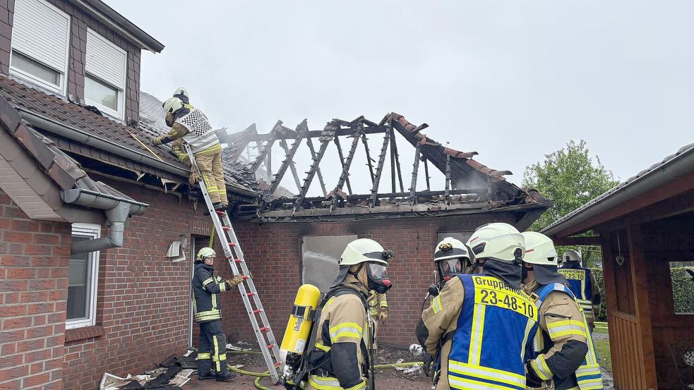 Zehn Trupps unter Atemschutz waren bei den Löscharbeiten am Mittelweg im Einsatz. Foto: Thomas Giehl/Feuerwehr Saterland