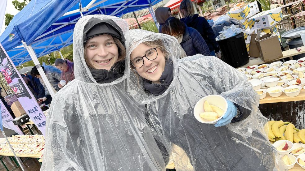 Gute Laune trotz Regen: Zuschauer und Ossilooper lassen sich die finale Etappe nicht vom Wetter vermiesen. Foto: Klaus Ortgies