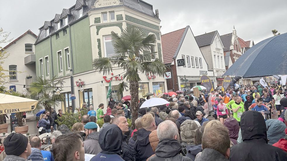 Zahlreiche Zuschauer sind in Leer beim Ziel und feuern die Ossilooper an. Foto: Hannah Poppinga