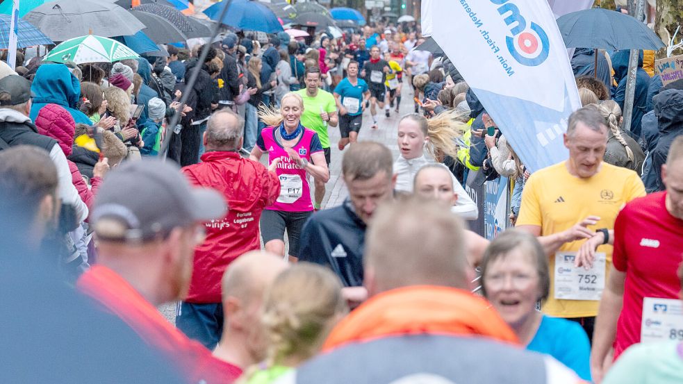 Zahlreiche Zuschauer waren in Leer beim Ziel und feuerten die Ossilooper an. Foto: Klaus Ortgies