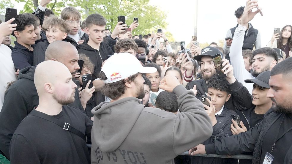 Arda Saatci wurde bei seiner Ankunft in Berlin von euphorischen Fans begrüßt. Foto: Manuel Genolet