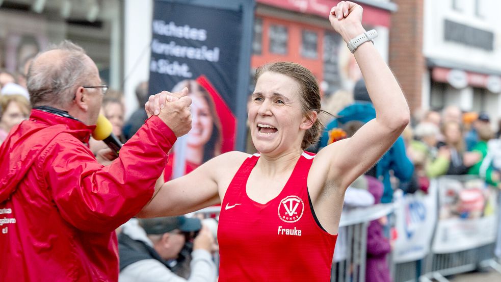 Frauen-Siegerin Frauke Buntjer jubelte im Ziel ausgelassen. Hier klatscht sie mit Moderator Heino Krüger ab. Fotos: Klaus Ortgies