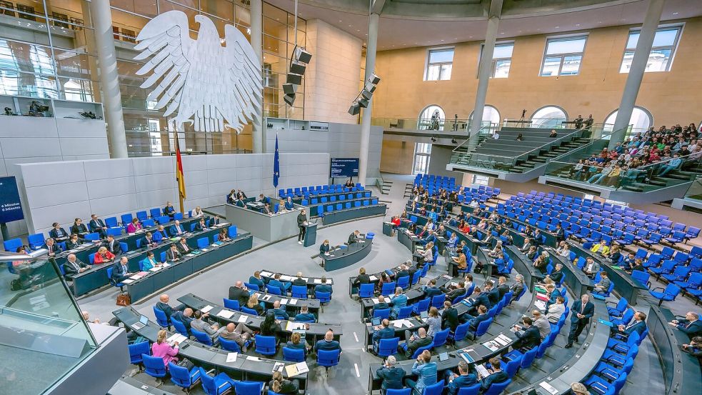 Bisher sollen die Diäten der 630 Bundestagsabgeordneten zum 1. Juli um 497 Euro steigen. (Symbolbild) Foto: Michael Kappeler/dpa