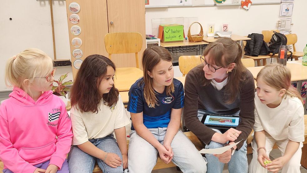 Silja Wegmann engagiert sich ehrenamtlich im Leseförderprojekt „Ausgefuchst“ und liest einmal pro Woche in der Klasse 2c der Elisabeth-Siegel-Schule vor. Foto: Lukas Reynert