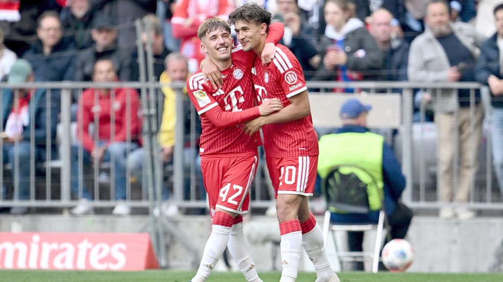 Passgeber Lennart Karl (l) und Torschütze Tom Bischof beim gemeinsamen Jubel. Die Bayern-Youngster empfahlen sich noch mal für eine WM-Nominierung. Foto: Sven Hoppe